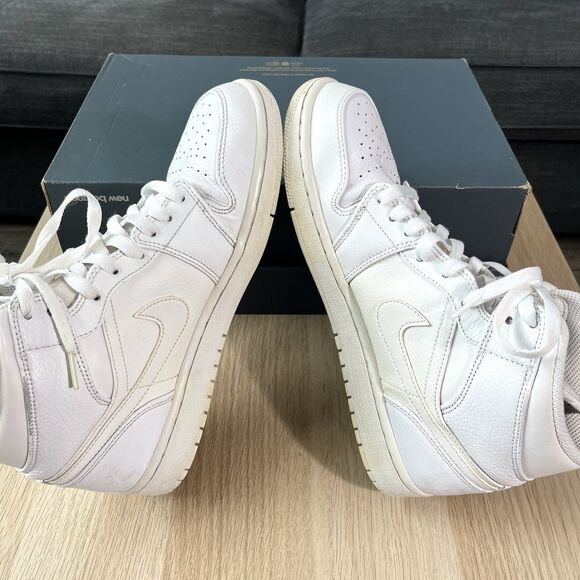 Nike Air Jordan 1 Mid Triple White Basketball Shoes 554724-109 Men's Size 9 - Picture 12 of 12